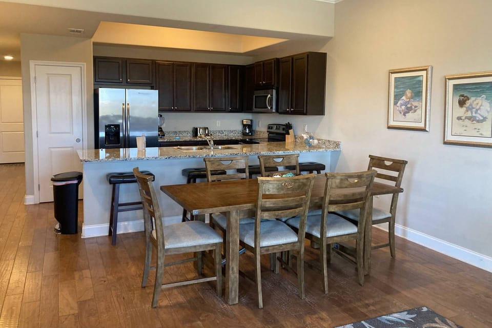 Dining area with 6 Seat Table, 4 bar stools and Fully Equipped Kitchen