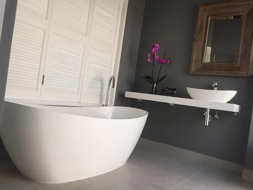 Separate tub and shower, towels