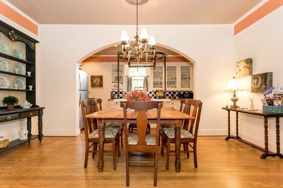 Dining seating for up to 6