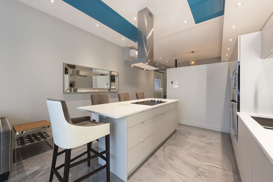 Kitchen island with cooking top and eating area