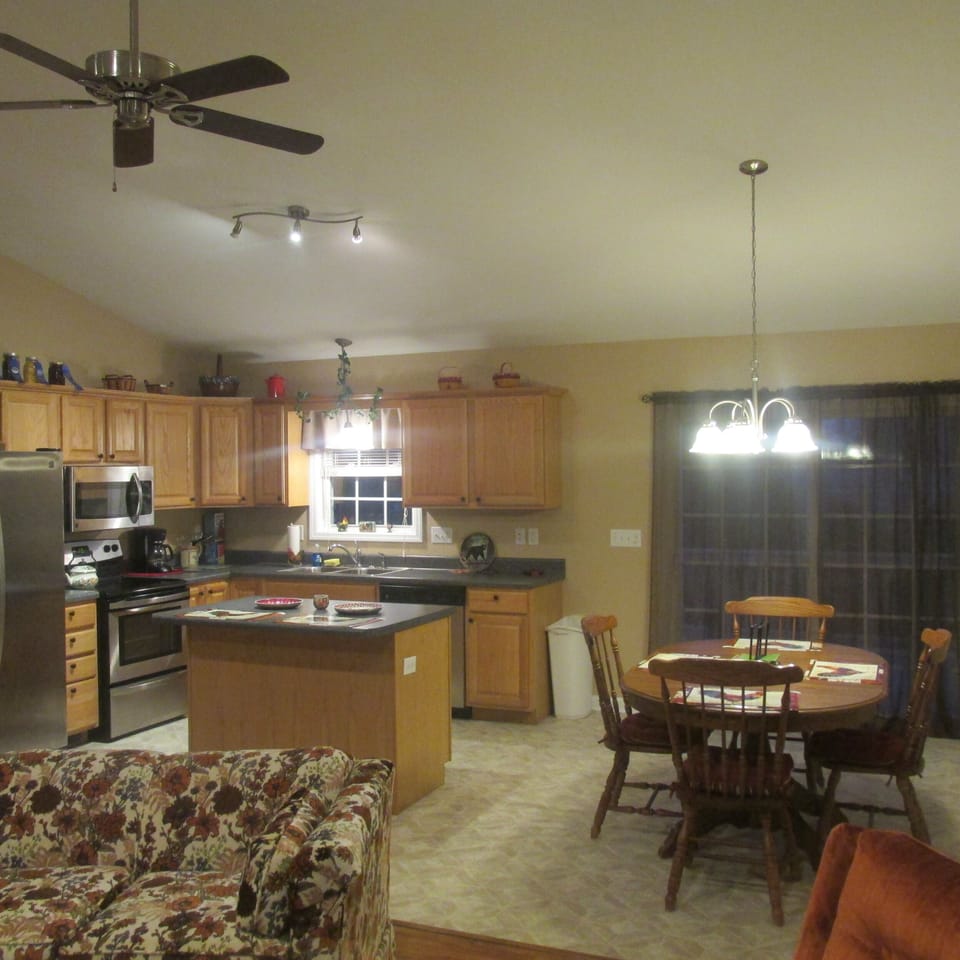 Fully equipped Kitchen ad Dining area.