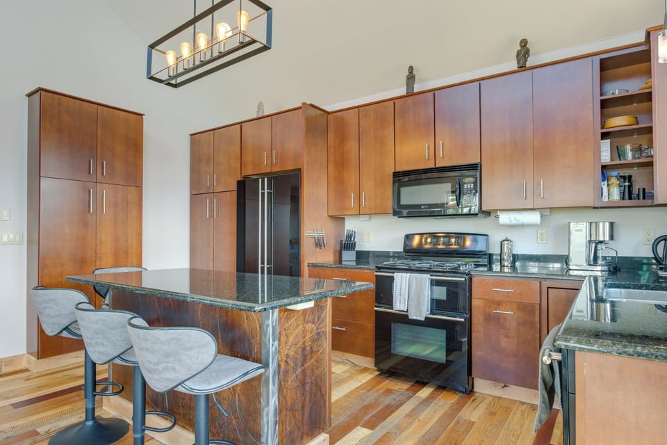 Kitchen | Cooking Basics | Island Seating | Dishes & Flatware Provided