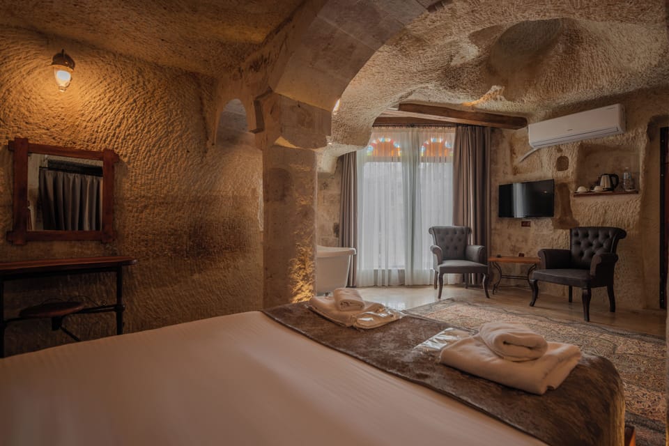 Suite | In-room safe, iron/ironing board, free WiFi, bed sheets