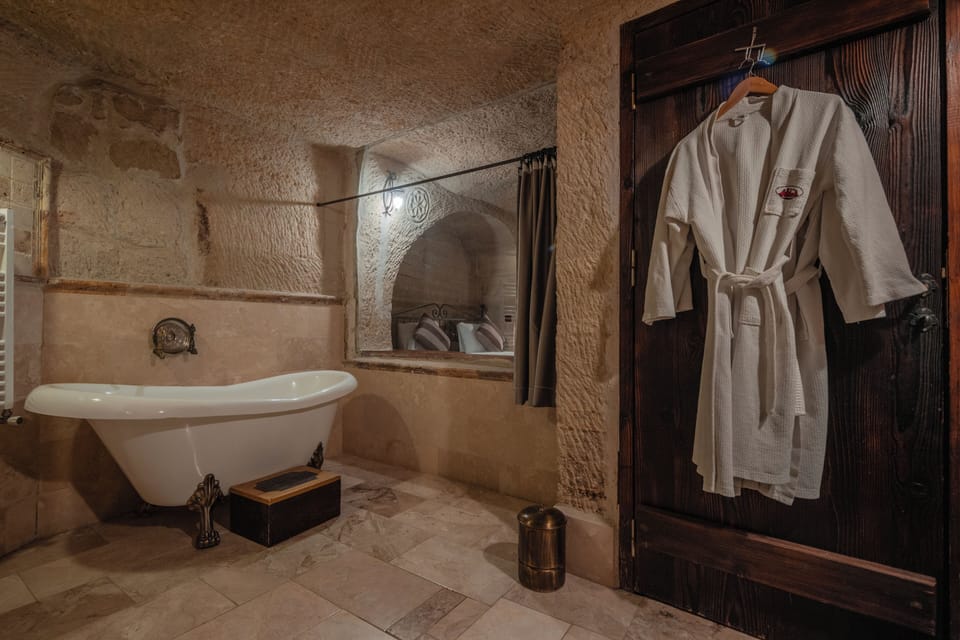 Suite | Bathroom | Free toiletries, hair dryer, slippers, towels