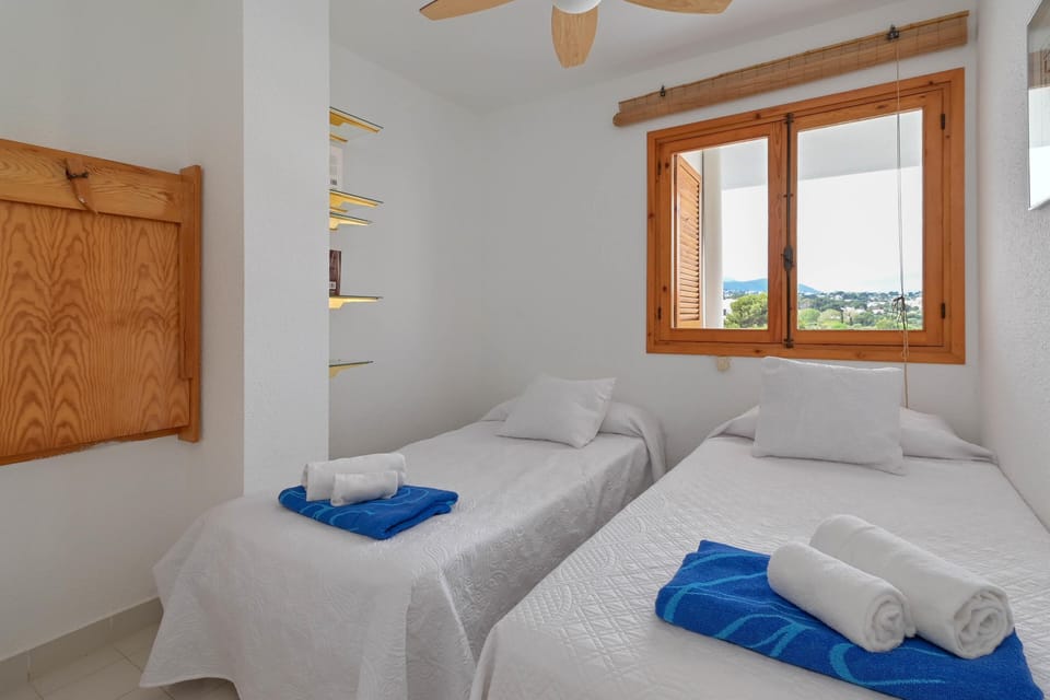 Bedroom with two single beds