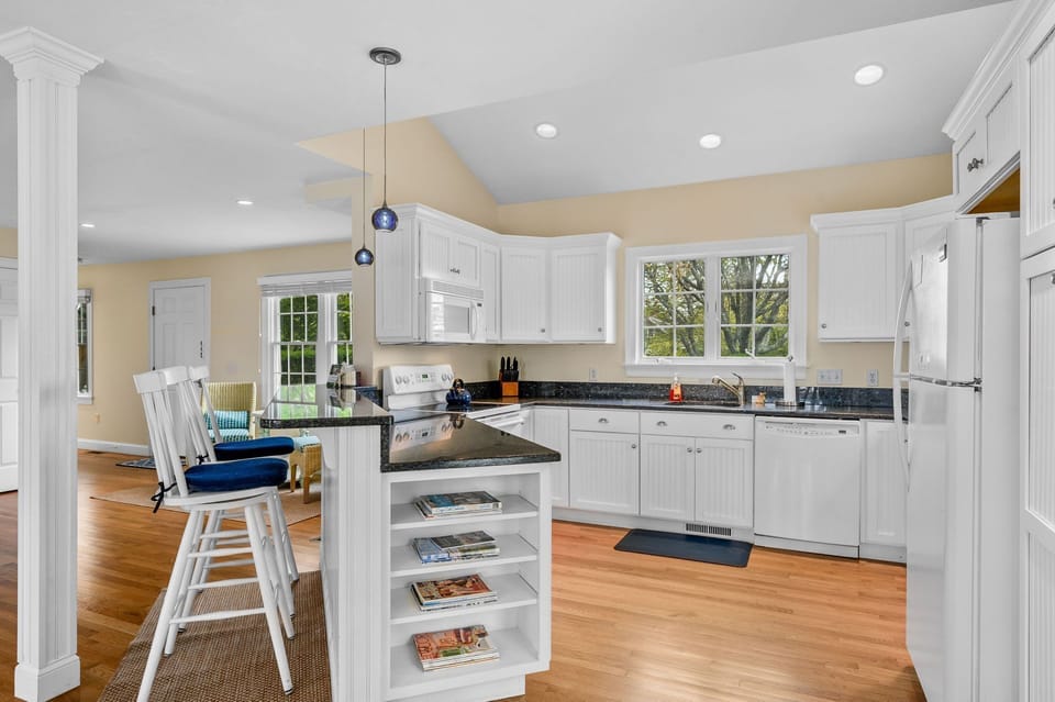 Breakfast bar and fully equipped kitchen - 24 Sea Mist Lane Chatham Cape Cod New England Vacation Rentals