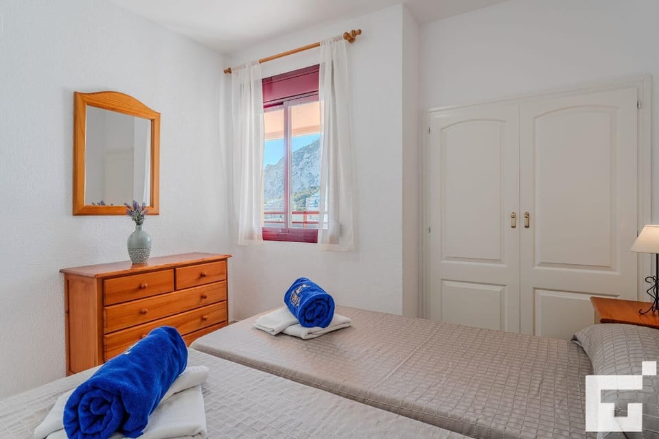 Bedroom with two single beds