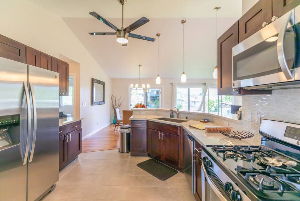 Spacious Kitchen. Gas Stove. 
