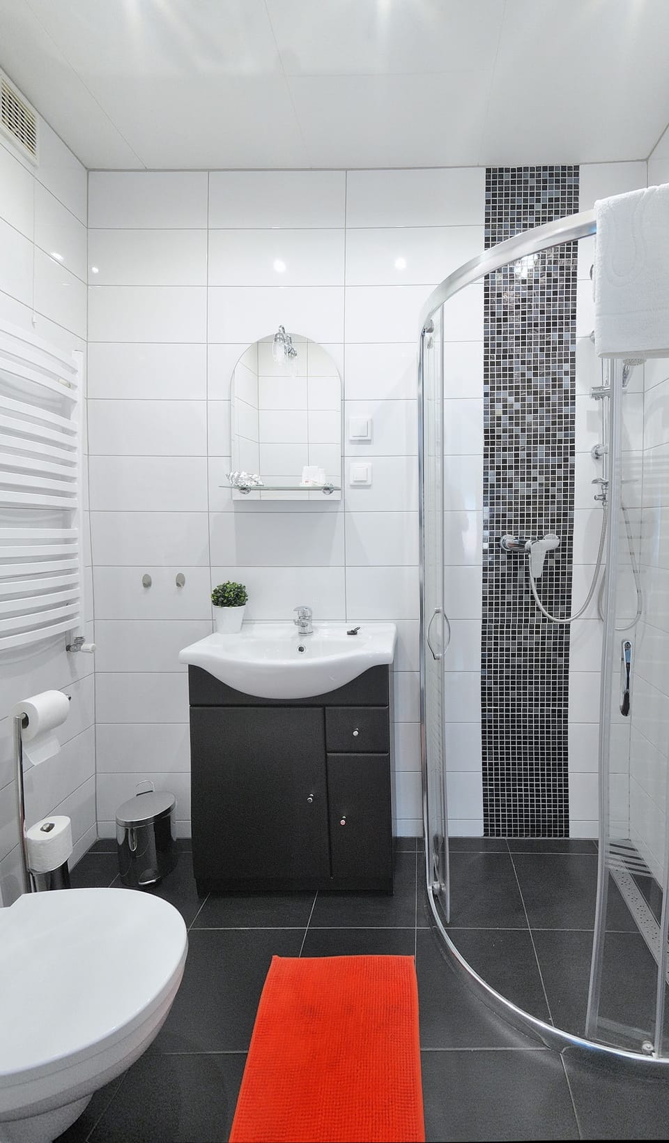 Standard Quadruple Room | Bathroom | Shower, free toiletries, hair dryer, towels