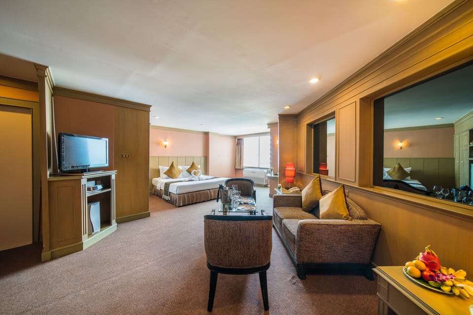 Junior Suite | In-room safe, desk, blackout drapes, free WiFi