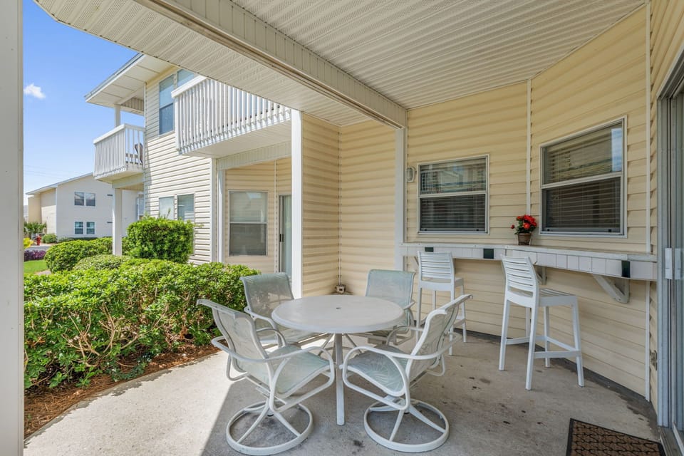 The spacious covered patio overlooks the backyard and provides convenient access to the community’s main pool. With outdoor dining and bar seating, it’s the perfect place to enjoy meals, play family games, or relax after a fun-filled day.