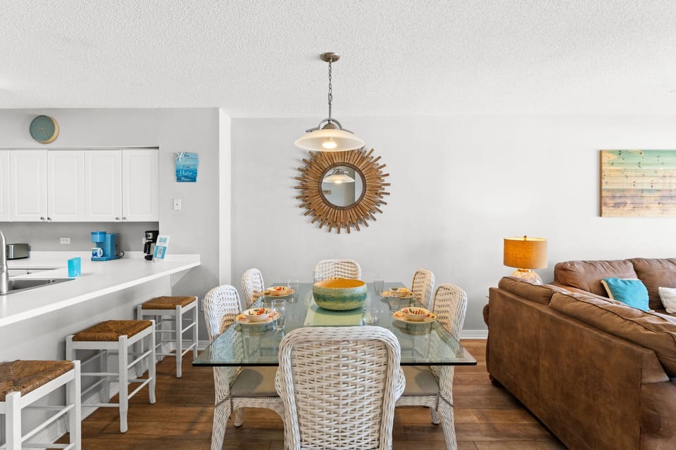 Dining Area - Seating for 6, with additional seating at the kitchen island.