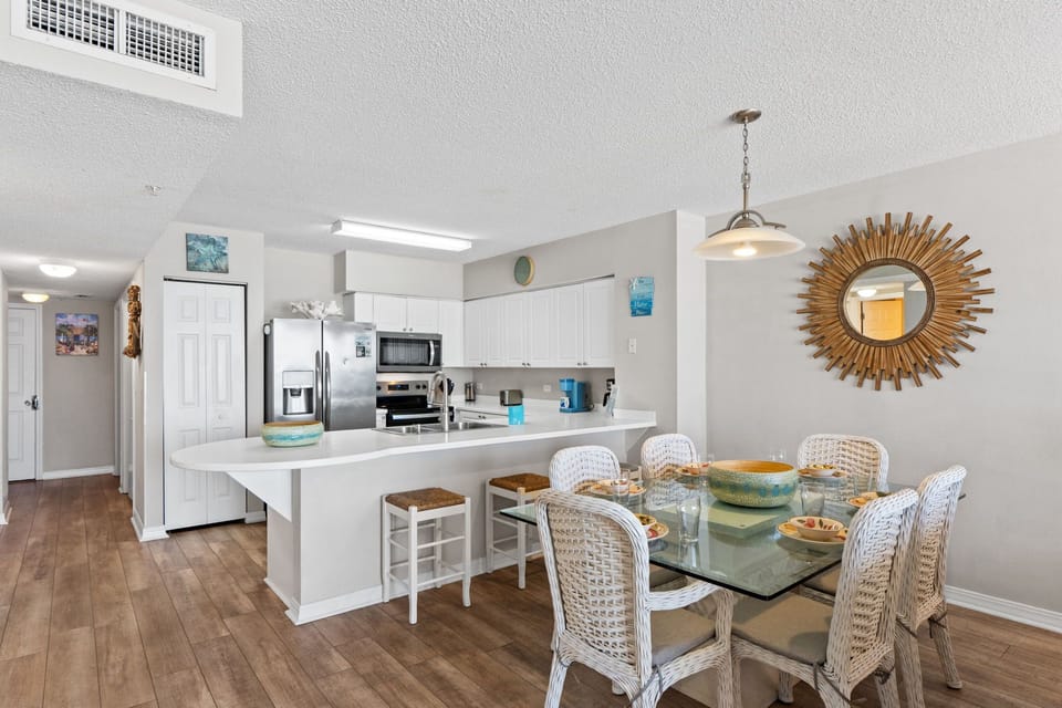 Kitchen - Additional seating at the kitchen island