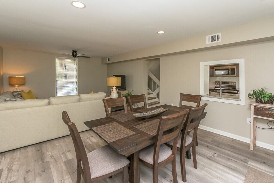 Dining Room - Dining area seats 6.