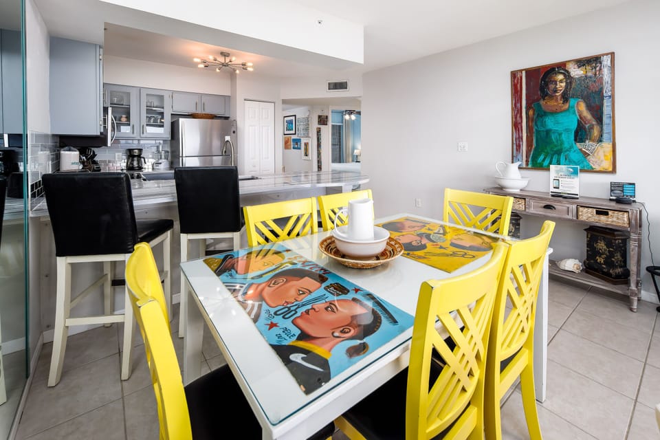 Dining area - Open floor plan accessorized by gorgeous wall art and flattering color schemes.