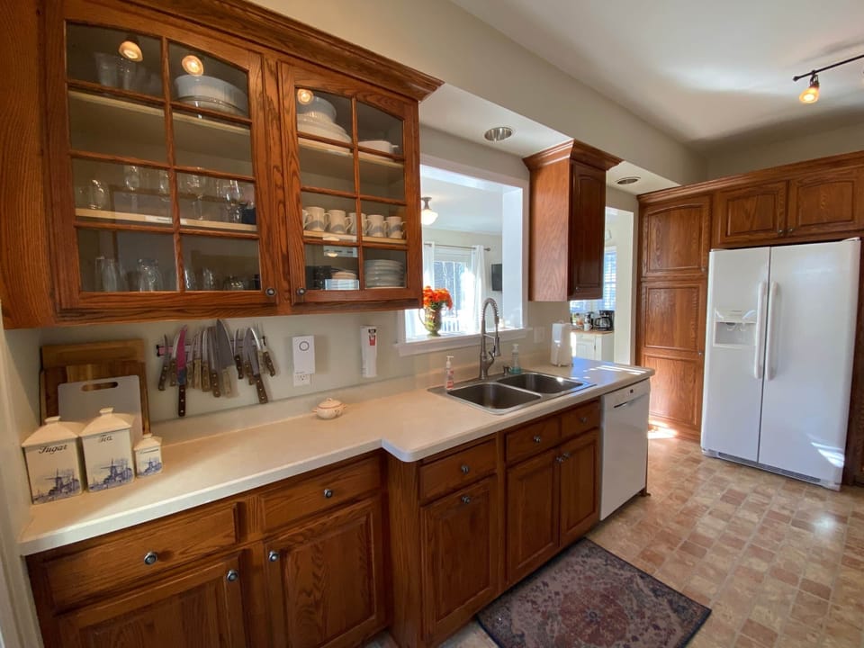 Fully stocked with premium kitchenware.