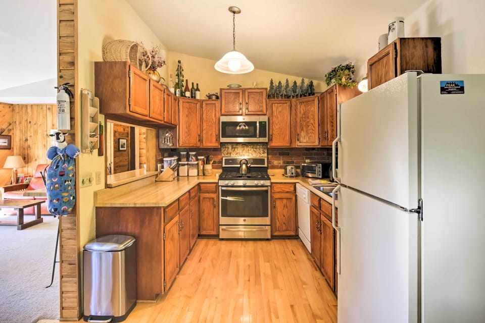 Kitchen | Crockpot | Complimentary Spices | Coffee Maker & Grinder | Trash Bags