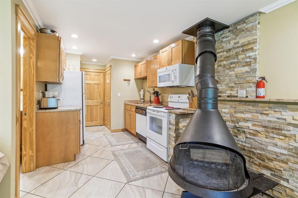 Pot belly wood burning stove, access to the kitchen