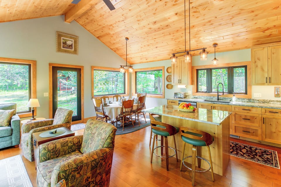 Kitchen | Crockpot | Complimentary Spices | Toaster