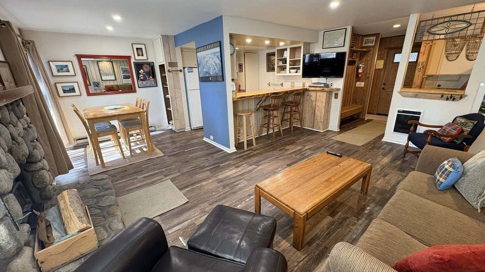 Dining and bar area