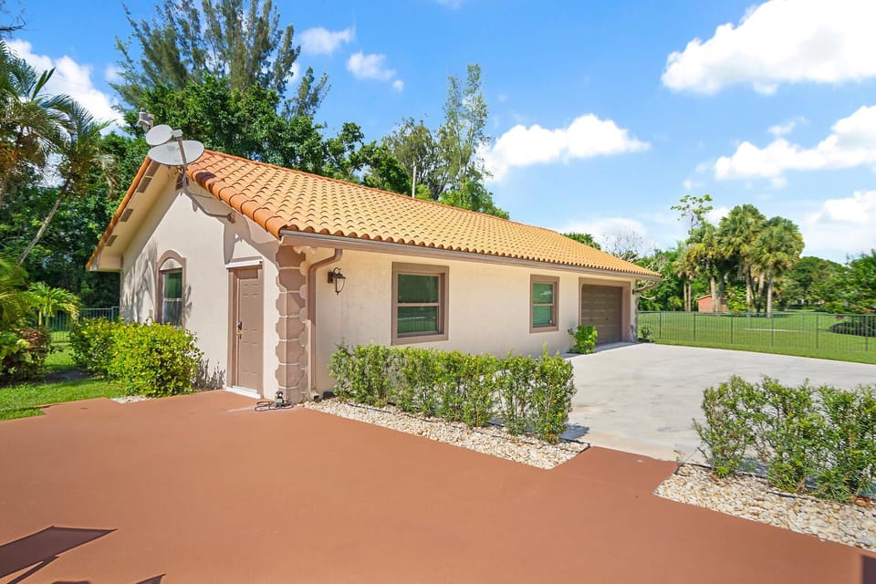 Guest House with Garage