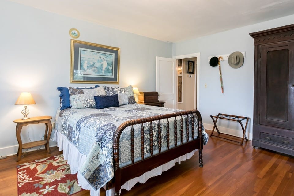 Second full bedroom also featuring a queen bed
