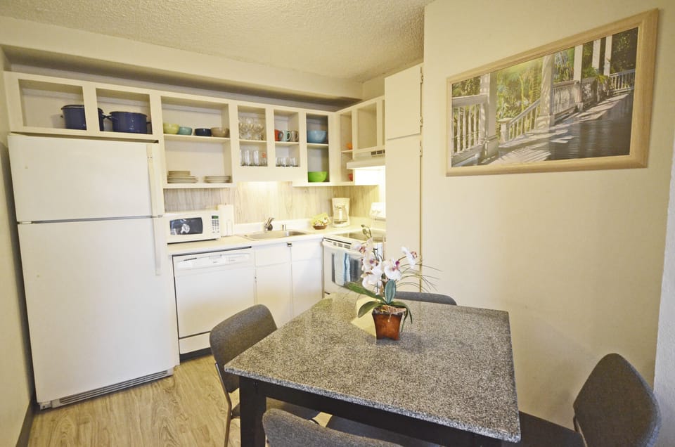 Dining for 4 guests next to the kitchen
