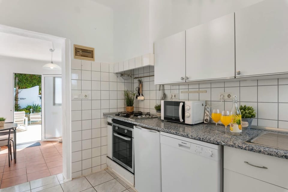 Pleasant fully renovated holiday villa, with private pool located in Benissa-Costa (Costa Blanca) for 8 people. This charming villa has three bedrooms and two bathrooms, all of them distributed on one floor for greater comfort.Inside the villa, you will find a comfortable living-dining room with air conditioning and access to an equipped kitchen, where you can prepare your meals with ease. In addition, there are three bedrooms, two with a double bed and another with two single beds, all of them equipped with air conditioning to guarantee a cool and pleasant stay. You will also find a second living room that can be converted into an additional bedroom thanks to its sofa bed. The villa has two bathrooms with a shower, one of them en suite.Outside the villa, you will find a pleasant plot where you will find a kidney-shaped swimming pool with Roman stairs and outdoor shower, ideal for relaxing and enjoying your holiday. In addition, there is a pleasant solarium where you can enjoy views of the mountains and the sea.The villa is located in a privileged urbanization, close to LA FUSTERA beach and a supermarket (0.5 km), as well as the center of Calpe and all services (4 km).Some additional observations about the villa include the availability of free wifi and that pets are not allowed.Do not hesitate to book this pleasant villa to enjoy an unforgettable holiday in Benissa-Costa.