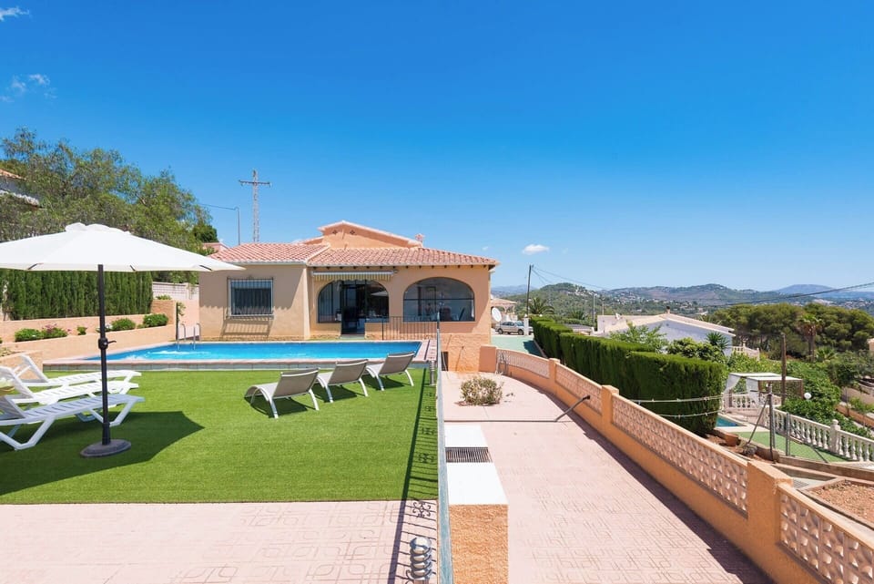 Pleasant holiday villa with private pool and stunning sea views, located in Calpe (COSTA BLANCA) for 8 people. The villa has four bedrooms and three bathrooms distributed over two floors.INTERIOR: This beautiful villa has air conditioning, is composed of two floors connected by external stairs. On the GROUND FLOOR, we will find a bedroom with two single beds and an en suite bathroom with shower. The UPPER FLOOR, consists of a large covered terrace with views of the sea and the pool, with access to living room with Sat / Tdt TV, well-equipped independent kitchen, with mixed kitchen (gas and electric), three large bedrooms (two of them with two single beds in each and one with double bed and en suite bathroom with shower) and finally, a bathroom with bathtub.EXTERIOR: Large closed and wooded plot with pool area with spectacular views where you can enjoy the sun and delicious barbecues. Pool 8X4 (min. 1.10m and max. 1.70m). Parking for 2-3 cars.LOCATION: Enjoy the tranquility just one step away from all services: only 2km separate it from the center of Calpe and its supermarkets and 2.5km from the sandy beaches.OBSERVATIONS: Wifi included. Pets are allowed up to 12kg with supplement.