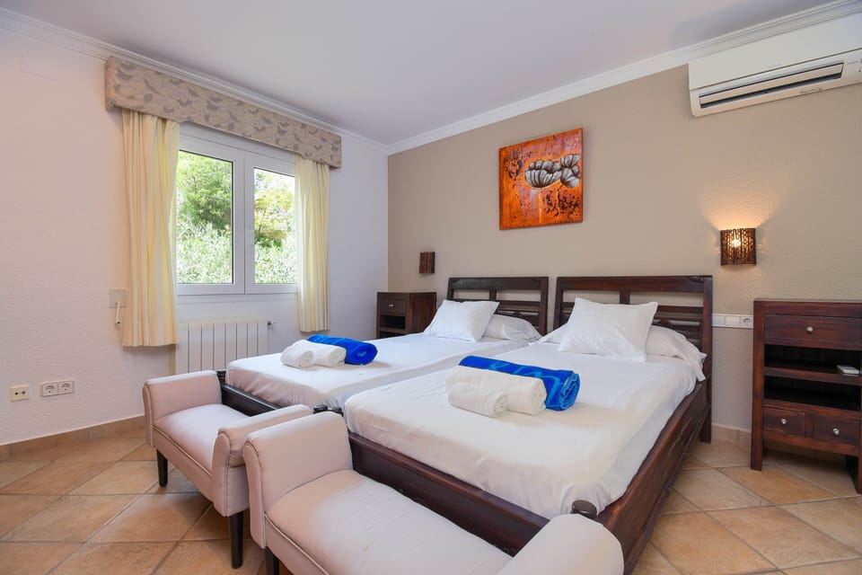 Bedroom with two single beds