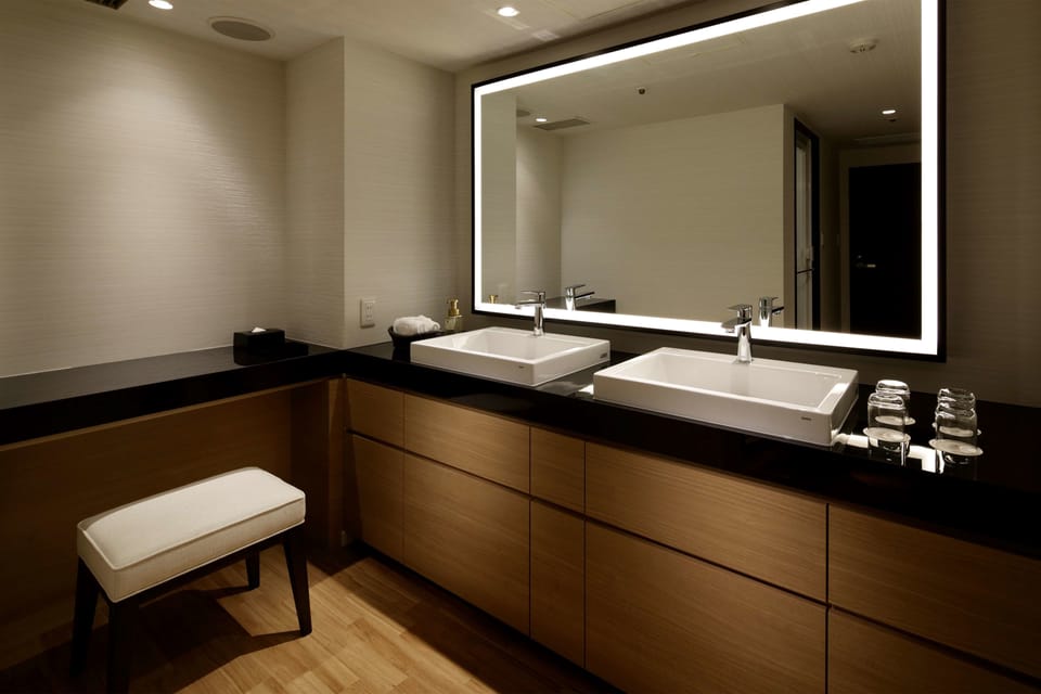 33th-37th Quad Room, Non-Smoking (Panorama Floor) | Bathroom | Combined shower/tub, free toiletries, hair dryer, slippers