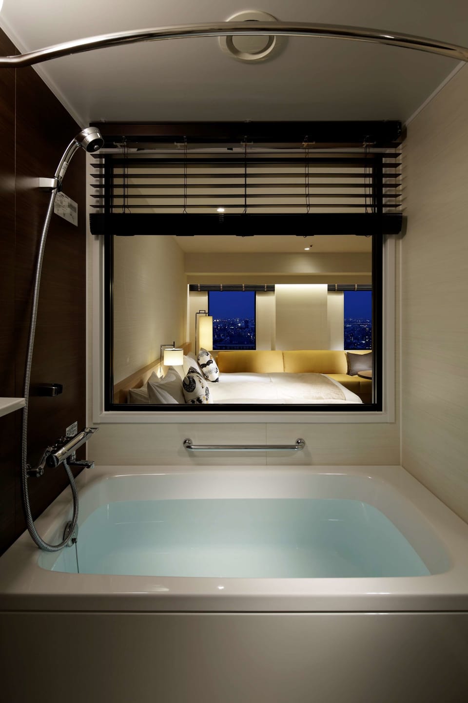 33th-37th Deluxe Twin Room, Non Smoking (Panorama Floor) | Bathroom | Combined shower/tub, free toiletries, hair dryer, slippers