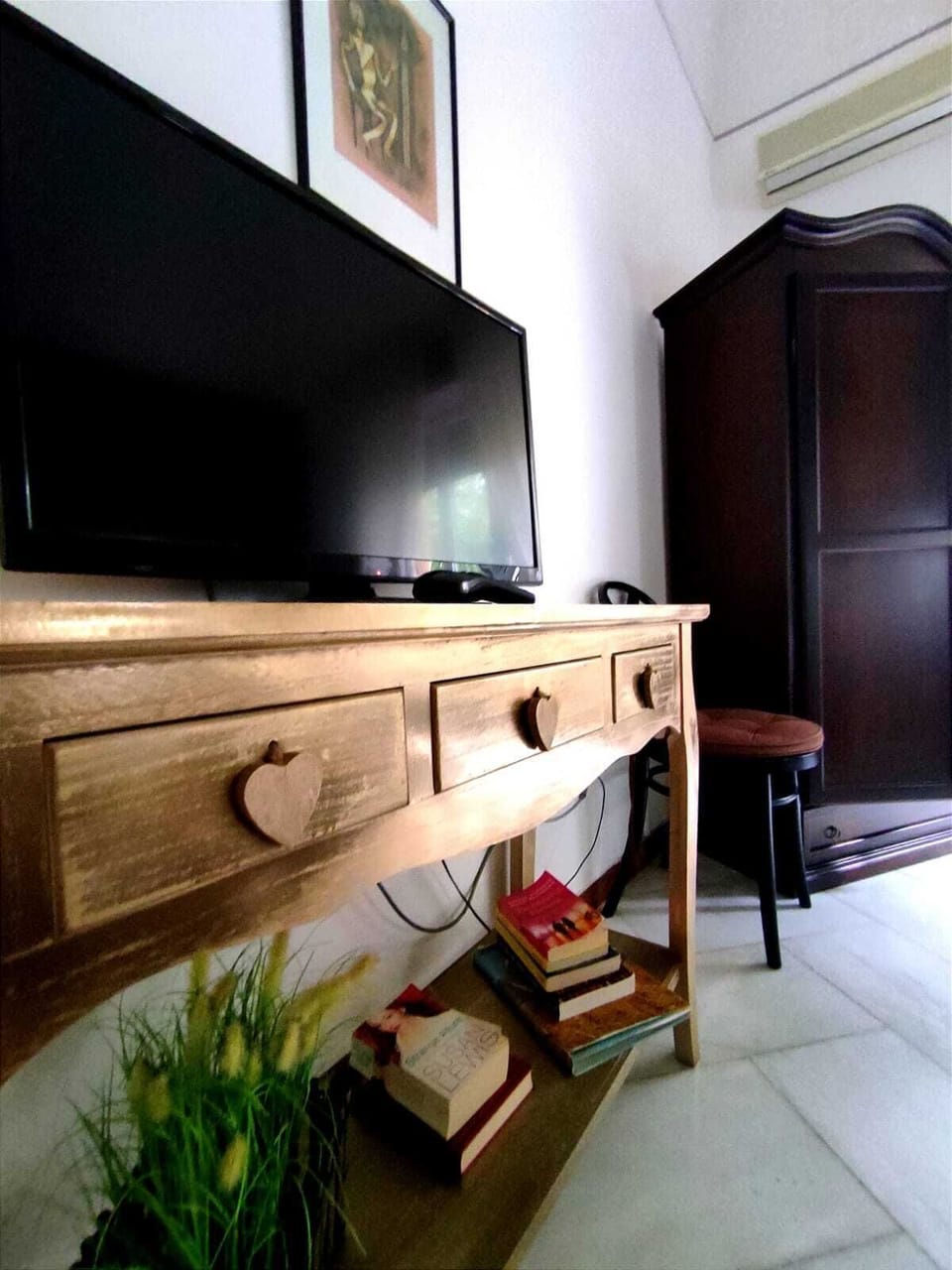 Comfort Triple Room | Minibar, individually decorated, individually furnished, blackout drapes