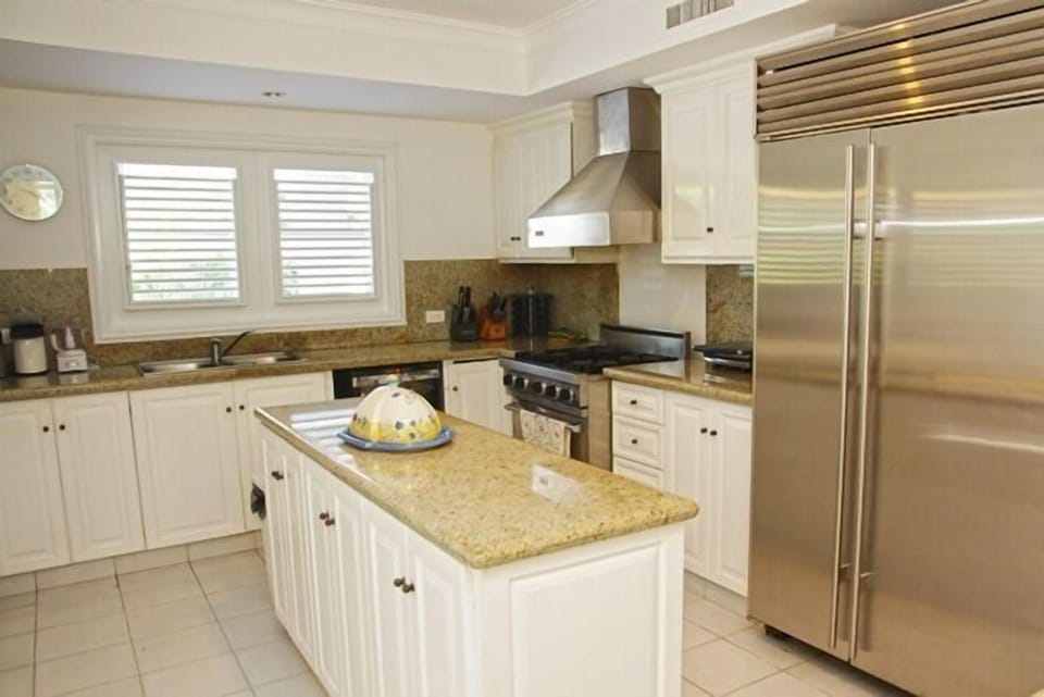 Villa | Private kitchen | Full-size fridge, microwave, oven, stovetop