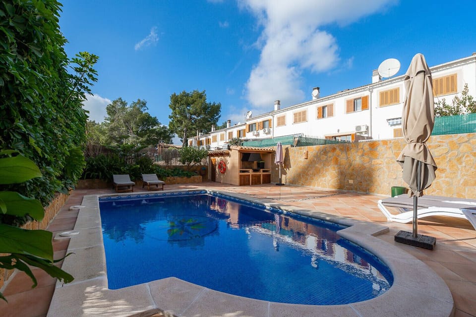 Pool of Villa Portals Nous by Priority Villas, for vacation rental from May to November.