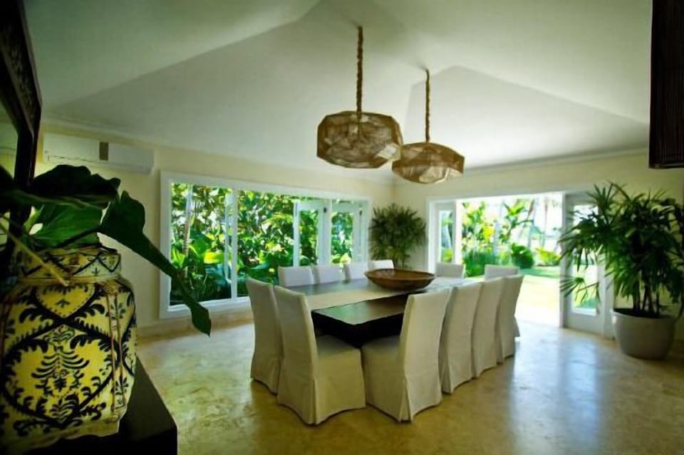 Villa | In-room dining