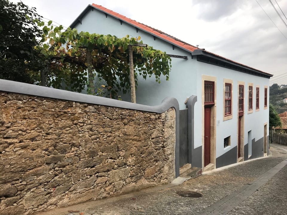 Fachada principal do edifício onde se localiza o alojamento