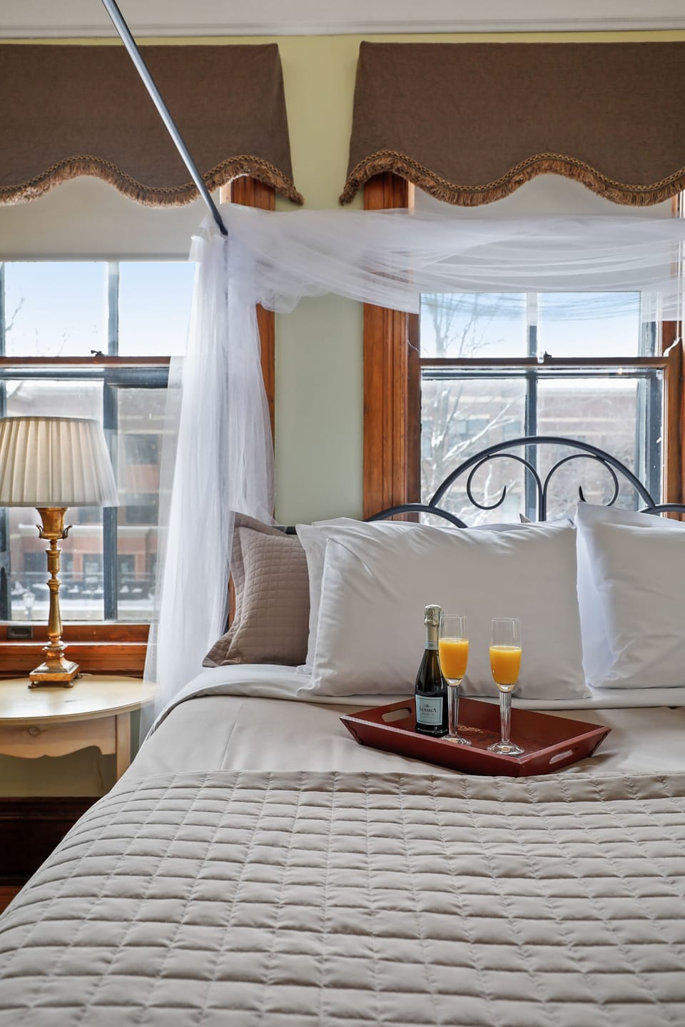 Room, 1 King Bed | Laptop workspace, iron/ironing board, free WiFi