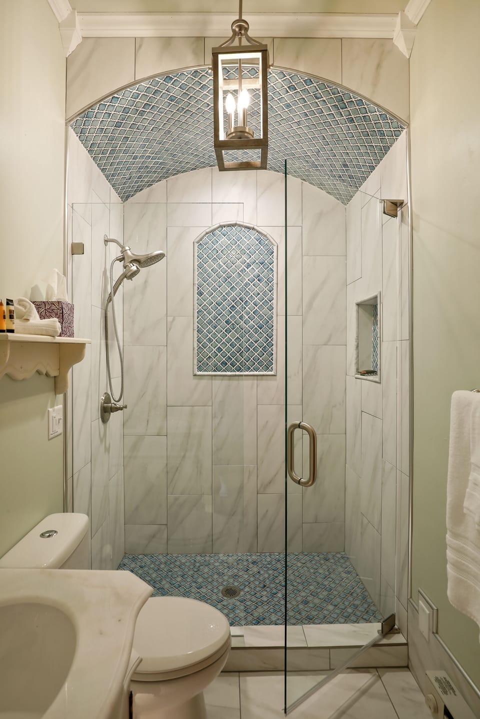 Room, 1 King Bed | Bathroom | Shower, free toiletries, hair dryer, towels