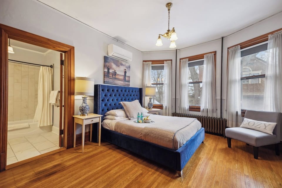 Room, 1 Queen Bed | Laptop workspace, iron/ironing board, free WiFi
