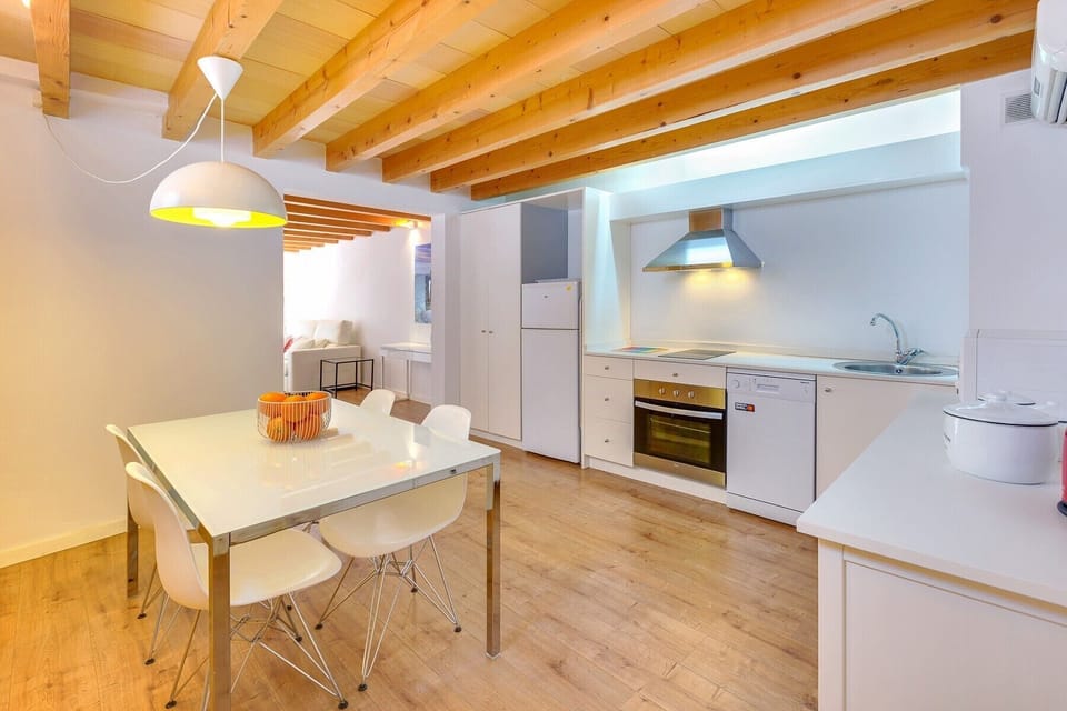 The kitchen of the URBAN SUITES Palma 3 holiday apartment is equipped with an oven, electric cooktops, coffee maker, kettle, toaster, dishwasher, fridge and freezer.