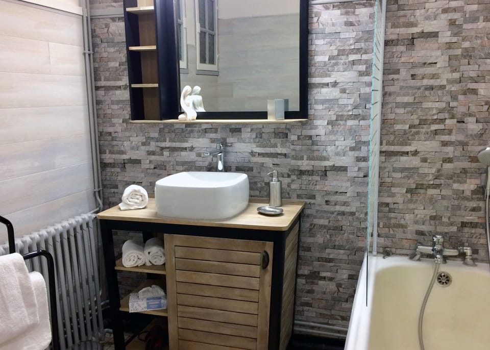 Comfort Double Room, Private Bathroom, Garden View (Alienor) | Bathroom