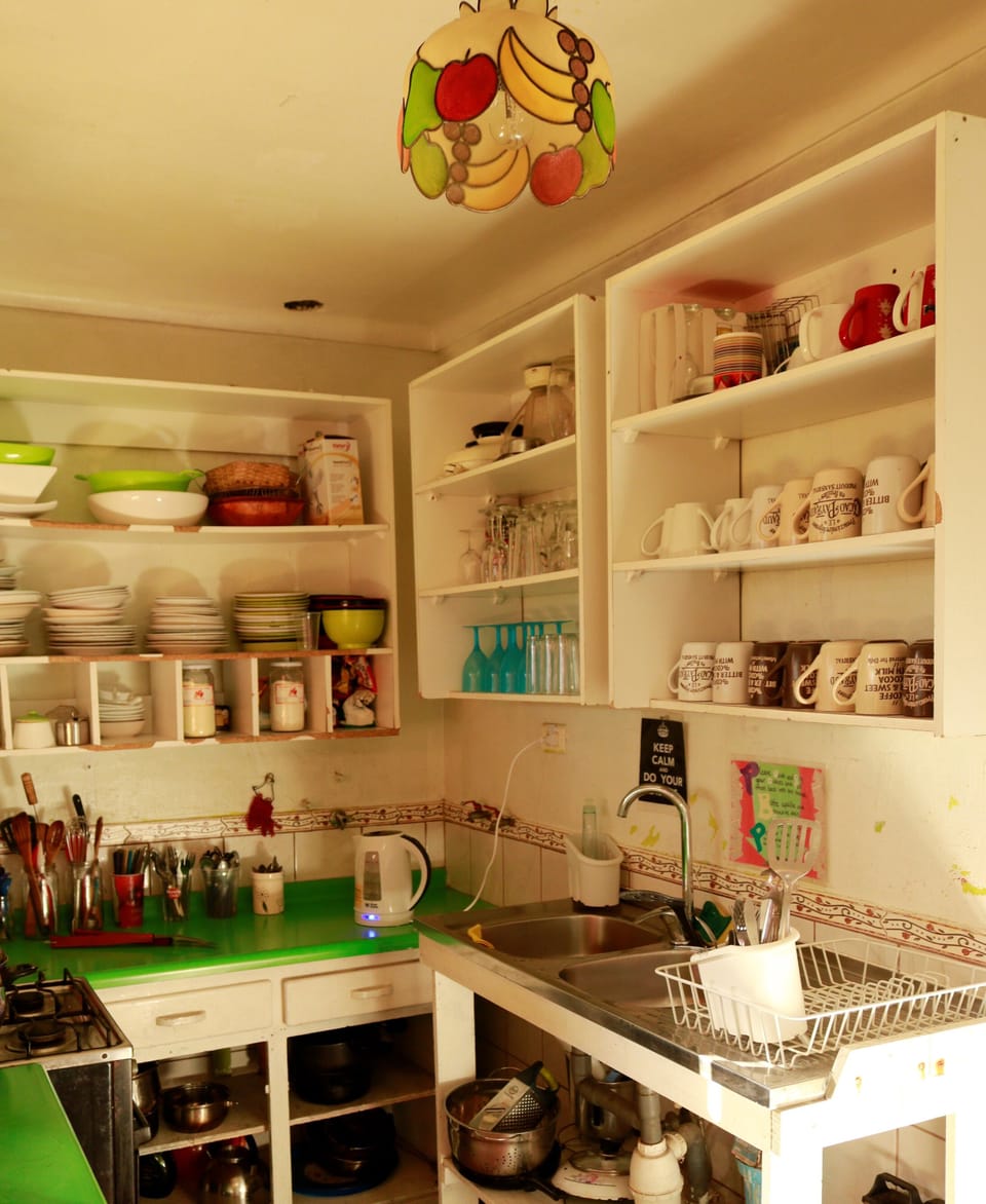 Full-size fridge, microwave, oven, stovetop