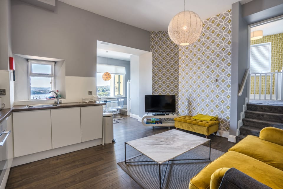 Lounge & Kitchen