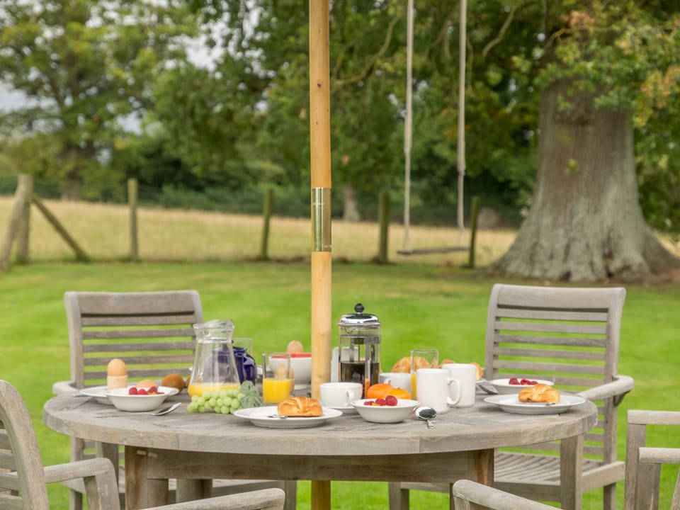 Breakfast in the garden