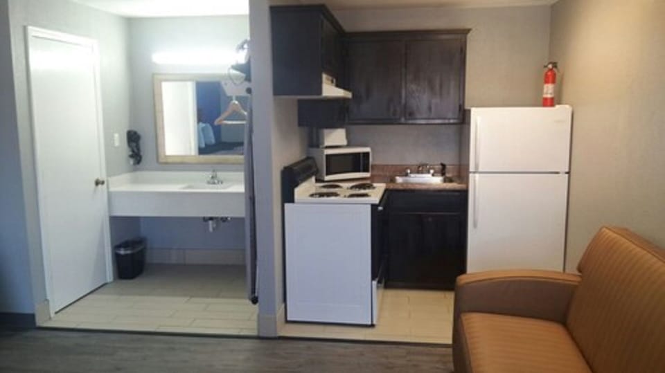 Standard Room, 2 Queen Beds, Non Smoking, Kitchenette | Private kitchenette | Fridge, microwave