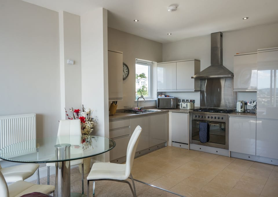 Kitchen & Dining Area