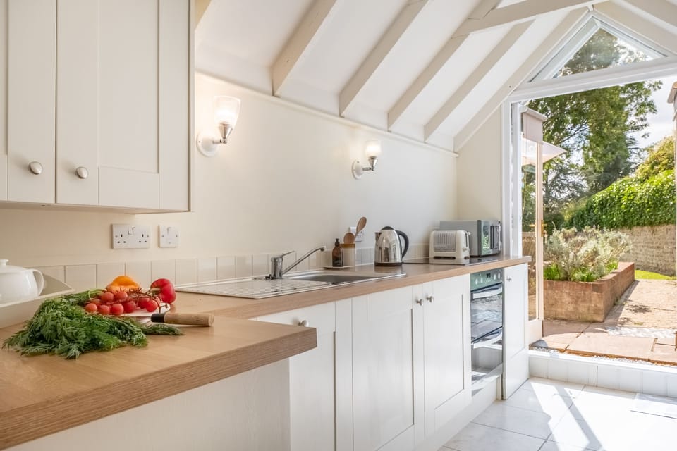 Densford Cottage, Sussex: Ground floor bathroom