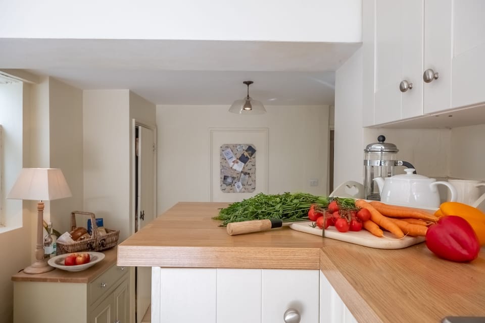 Densford Cottage, Sussex: En-suite shower room to bedroom one
