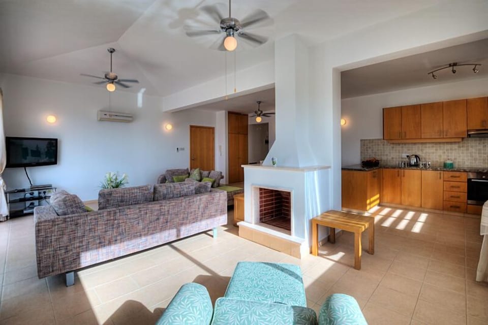 Ceiling fans, air conditioning and also a fire place.